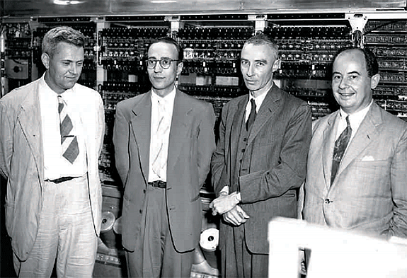 De izquierda a derecha, Julian Bigelow, Herman Goldstine, J. Robert Oppenheimer y John von Neumann en Princeton Institute for Advanced Study.